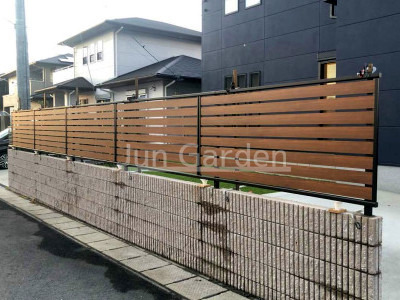 施工例画像：熊本県 熊本市東区  目隠しフェンス YKKAP 木製調ルシアスF04型