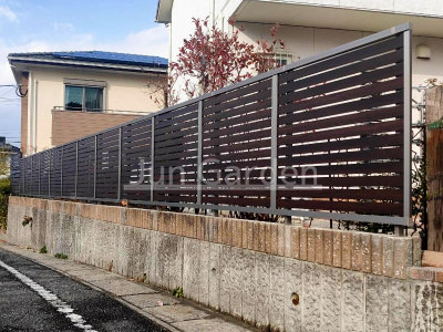 施工例画像：福岡県 大野城市  フェンス LIXIL 木製調AB YS2型 横スリット2 土間コンクリート 伸縮目地 縁取り ユニソン ソイルレンガ