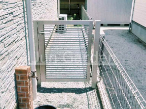 施工例画像：熊本県 熊本市東区  カーポート YKKAP エフルージュツイン FIRST横2台 片開き門扉 LIXIL AB YR2型 細横桟
