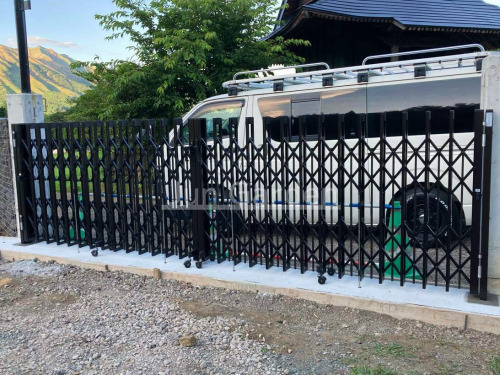 施工例画像：熊本県 阿蘇郡南阿蘇村  伸縮門扉ゲート両開き LIXIL アルシャインII PG型R Aタイプ ペットガード 