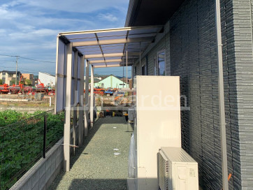 施工例画像：福岡県 八女市  1階テラス屋根 LIXIL 独立式フーゴFテラス 連棟