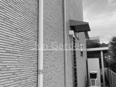 施工例画像：福岡県 福岡市東区  1階テラス屋根 YKKAP 独立式 レセパ Lタイプ 物置 スチールイナバ シンブリー MJX-135D