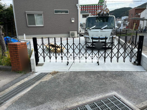 施工例画像：福岡県 遠賀郡岡垣町  フェンス YKKAP イーネット3F型 伸縮ゲート LIXIL セレビューMA型 片開き