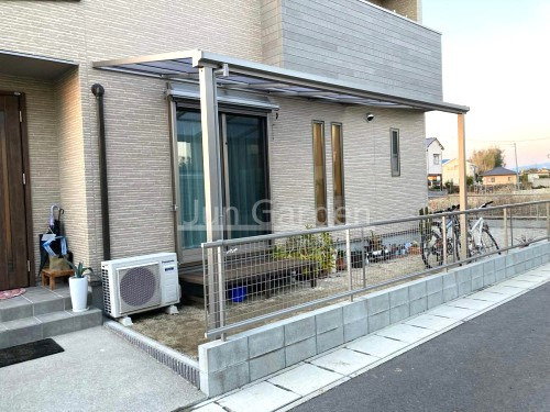 施工例画像：熊本県 熊本市東区  1階テラス屋根 YKKAP ソラリアF 目隠しフェンス LIXIL AB YS3型