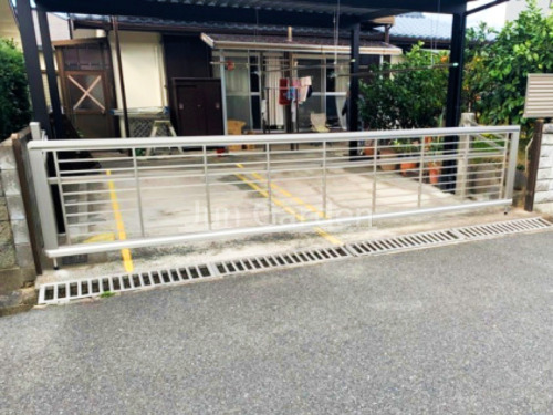 施工例画像：福岡県 北九州市八幡西区  車庫前ゲート YKKAＰ ルシアスアップゲート01型